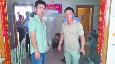 在吳文舉老師的幫助下，王強強（左）從傳銷窩點成功脫險。