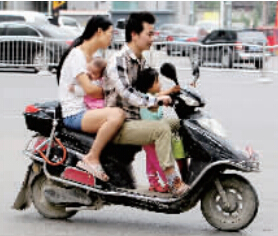 帶著孩子騎電動(dòng)車(chē)，安全一定要放在第一位。