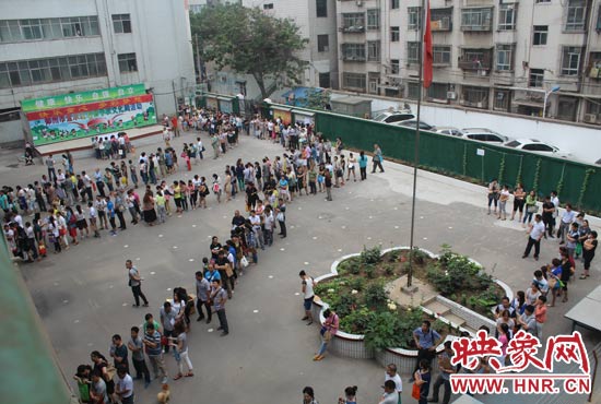 報名現場從一大早便已排起了長龍。