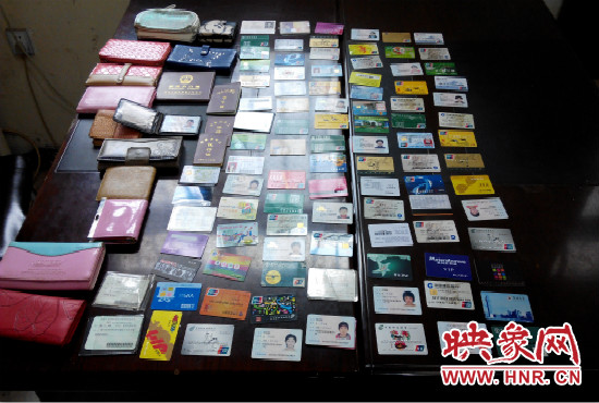 在日常執(zhí)勤當(dāng)中，巡防隊(duì)員經(jīng)常能撿到很多的身份證和銀行卡。