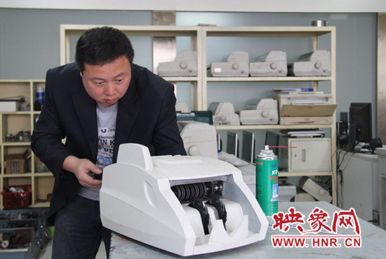 陸涌每天的工作就是和機(jī)器“談心”、發(fā)現(xiàn)故障、修好它們。