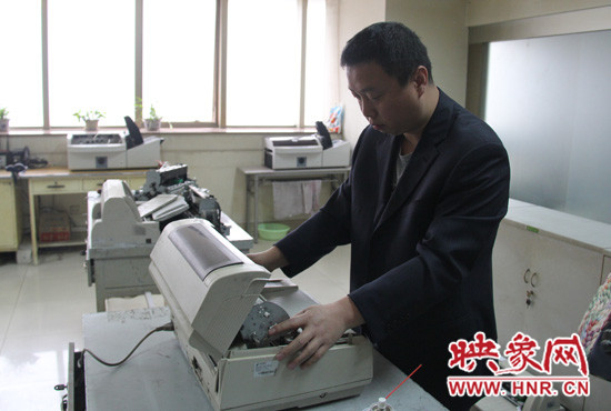 “不行，我再試一下，我一定要修好它?！庇龅诫y題，東北人身上的那股執(zhí)拗勁讓他又堅(jiān)持了下來