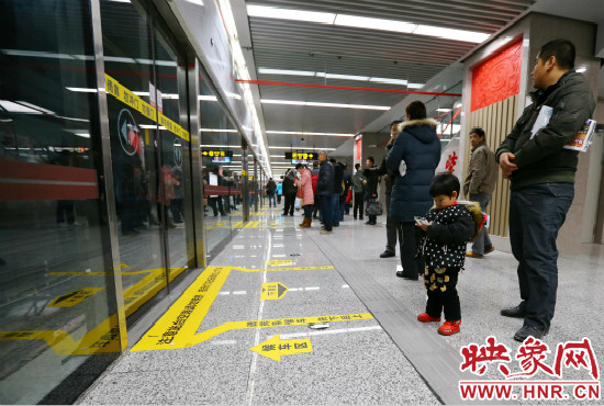 小朋友在等候區(qū)內等待地鐵。