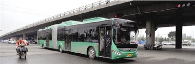 昨日上午，一輛B3快速公交測試車行駛在西三環(huán)的線路上。