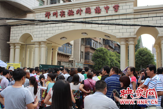 考試快結(jié)束時(shí)，陪考的家長涌入學(xué)校接孩子。