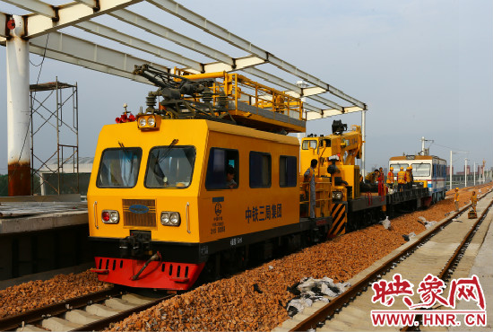 一列工程車(chē)從站臺(tái)駛過(guò)。