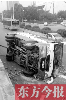 鄭州一貨車失控翻落兩米橋下 橋面留數(shù)米剎車印 鄭州一貨車失控翻落兩米橋下 橋面留數(shù)米剎車印