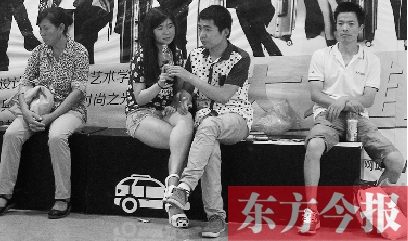 昨天，火車站地一大道納涼點(diǎn)已有許多市民坐在商場的椅子上乘涼