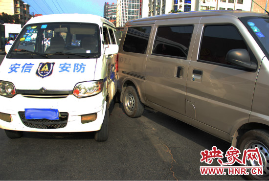 兩輛面包車也被牽連。