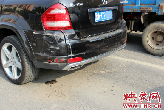 無辜奔馳越野車殘被追尾。