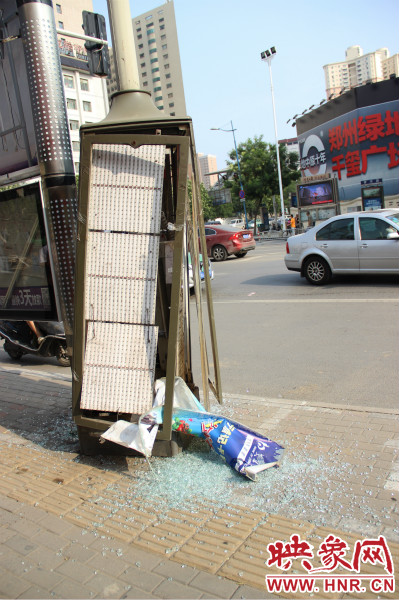 路旁的路燈箱已經(jīng)被肇事車輛撞碎。