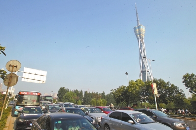 航海路中原福塔門前調頭口被封閉，等待左轉調頭的車輛排起長隊。