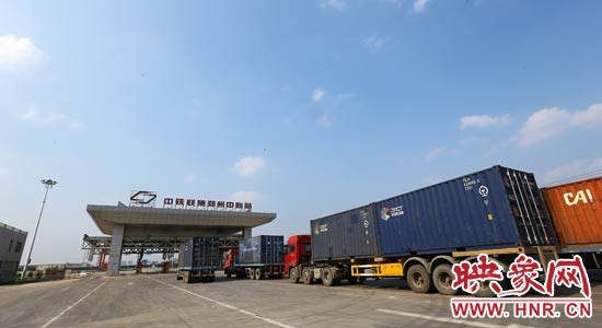 一頭連著生產(chǎn)，一頭牽著消費，現(xiàn)代物流業(yè)成為經(jīng)濟運行的血脈。 段晉哲/攝