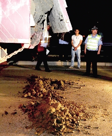 中州大道與北三環(huán)交叉口一輛邊走邊漏的渣土車(chē)被查扣 中州大道與北三環(huán)交叉口一輛邊走邊漏的渣土車(chē)被查扣