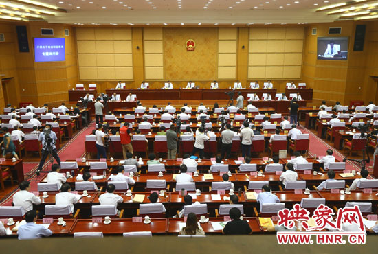 7月29日下午，河南省十二屆人大常委會第九次會議召開關(guān)于職業(yè)教育專題詢問會。