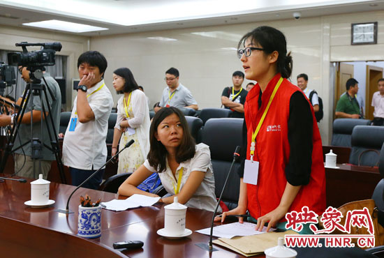 映象網(wǎng)記者就網(wǎng)友關(guān)心熱點(diǎn)問題向省教育廳副廳長尹洪斌提問。