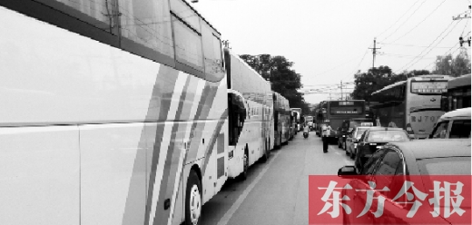 昨日，只能由東向西單行的鄭州市城南路上，闖進了由西向東行駛的大巴車，造成嚴(yán)重交通擁堵