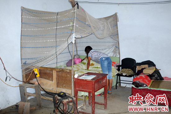 王書佳的環(huán)境及其簡(jiǎn)陋。