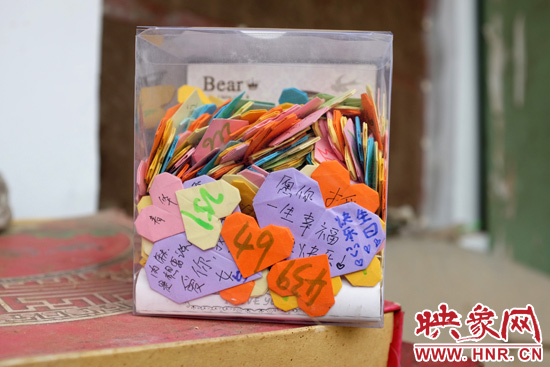 王書佳的床邊放著一個(gè)玻璃瓶子，里面是521顆紙心，是生日的時(shí)候同宿舍的朋友送給她的。