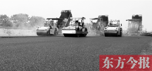 鄭州通航試驗(yàn)區(qū)上街機(jī)場(chǎng)的改擴(kuò)建工程正在緊張施工，寬闊的跑道已經(jīng)基本竣工