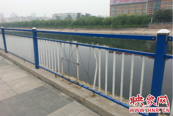 公園內(nèi)多個(gè)護(hù)欄中間的鋼筋條不翼而飛，僅僅是用幾根細(xì)細(xì)鐵絲纏住。