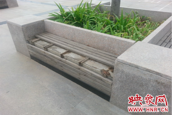 基礎(chǔ)設(shè)施破壞嚴(yán)重，一直無人修理。