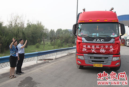 運(yùn)送救災(zāi)物質(zhì)的貨車出發(fā),奔赴災(zāi)區(qū)。
