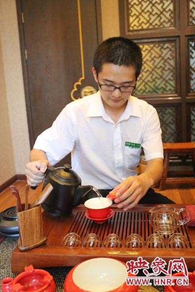 1、水壺里的水煮沸，李克勤把茶葉放進(jìn)茶荷里，準(zhǔn)備溫杯沖茶