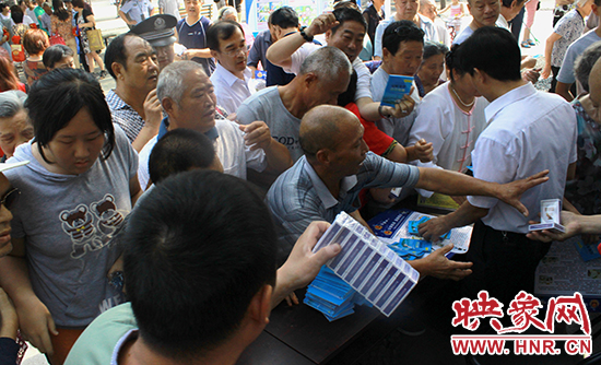 市民領(lǐng)取防詐騙材料 市民領(lǐng)取防詐騙材料