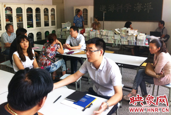 各區(qū)受理咨詢的教育部門工作人員對(duì)于提出的問題一一作出解答。