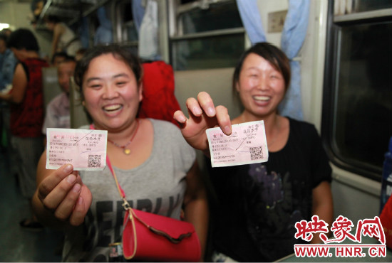 進疆棉農展示前往烏魯木齊的車票。