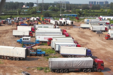 抓賭前，處警民警就藏身在這些廂式貨車內(nèi)。