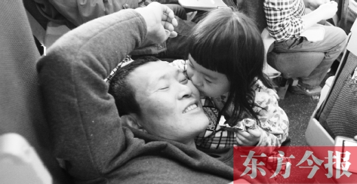 女兒嘟嘟不時的親吻是他最好的“鎮(zhèn)痛藥”。