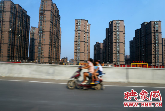 三環(huán)快速路開通后，仍有一些電動車違規(guī)上橋。