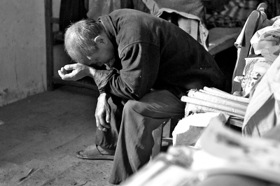 妞妞的爺爺至今仍深陷自責(zé)與悲傷之中,不能自拔。