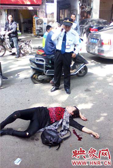 一名老年人當(dāng)場(chǎng)昏迷。