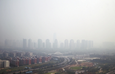 玉米秸稈煙淹了“大玉米”10月7日，霧霾籠罩下的鄭東新區(qū)CBD。