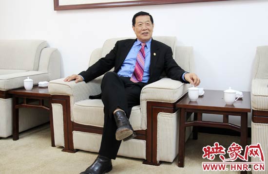 以精湛讀到的刑偵鑒識技術(shù)享譽(yù)國際的李昌鈺博士，被譽(yù)為“當(dāng)代福爾摩斯”。