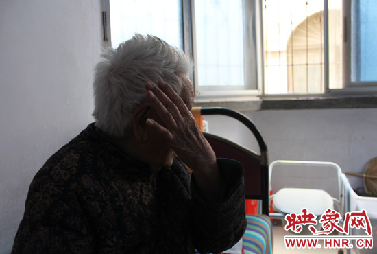 說起敬老院要搬遷,老太太忍不住流眼淚。