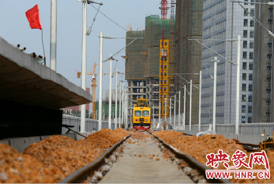 工程車在鋪好的軌道上忙碌不停。