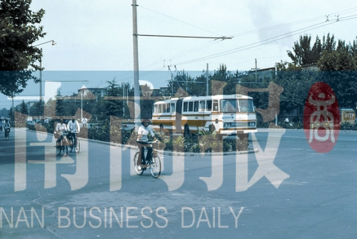 1983年的建設(shè)路，已經(jīng)有了電車