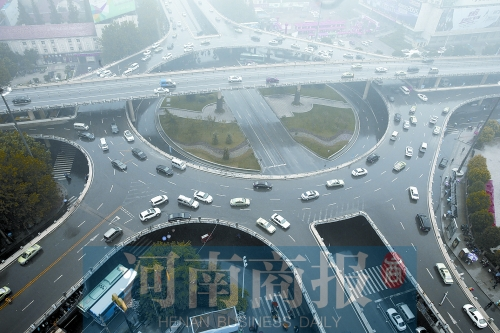 紫荊山立交橋，如今是許多人上下班的必經(jīng)之路