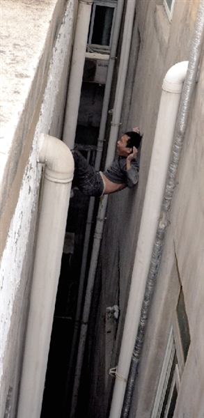 就在民警緊急施救時，他從兩樓之間摔下。