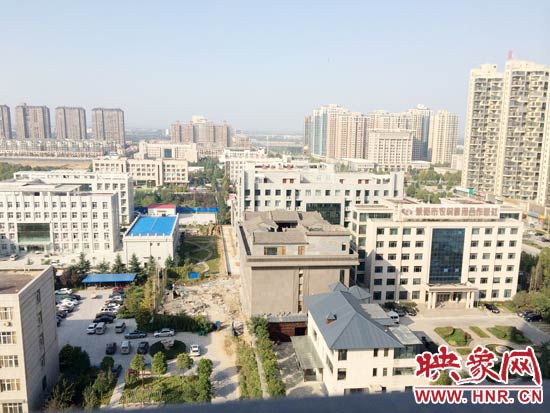 一座4層的建筑樓頂蓋上了四合院。