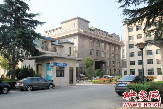 據(jù)這座建筑的一名工作人員稱，整座建筑為海龍集團所有，房屋建成之后用作公司紅木家具展示。