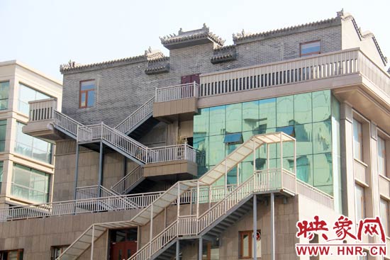 這座建筑的背面，已建好步梯。