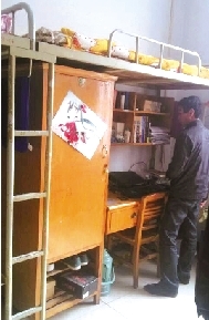 家人拍攝的孫慧博宿舍高低床照片。