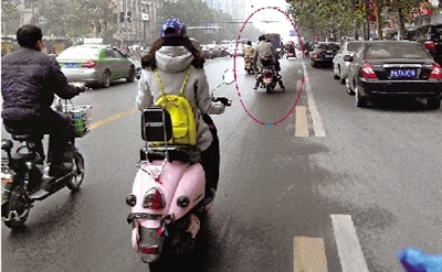 女摩的司機(jī)騎得飛快，闖了3次紅燈