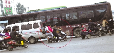 一輛摩的帶兩個人十分常見