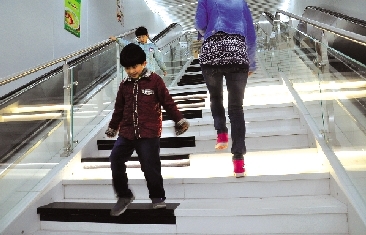 鄭州一地鐵口現(xiàn)“鋼琴”臺(tái)階 鄭州一地鐵口現(xiàn)“鋼琴”臺(tái)階